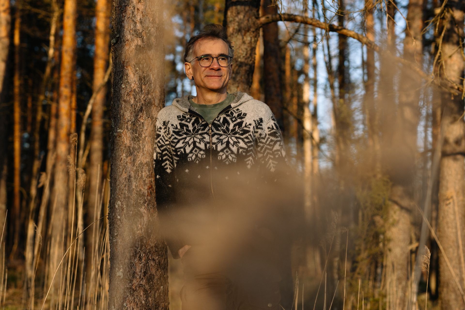 Kuva Sammalvalon omistaja Paul Stevens iltavalossa ja metsässä