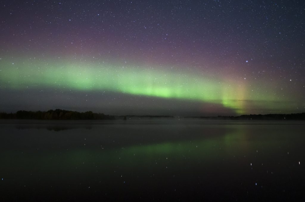 Revontulet ja järvimaisema